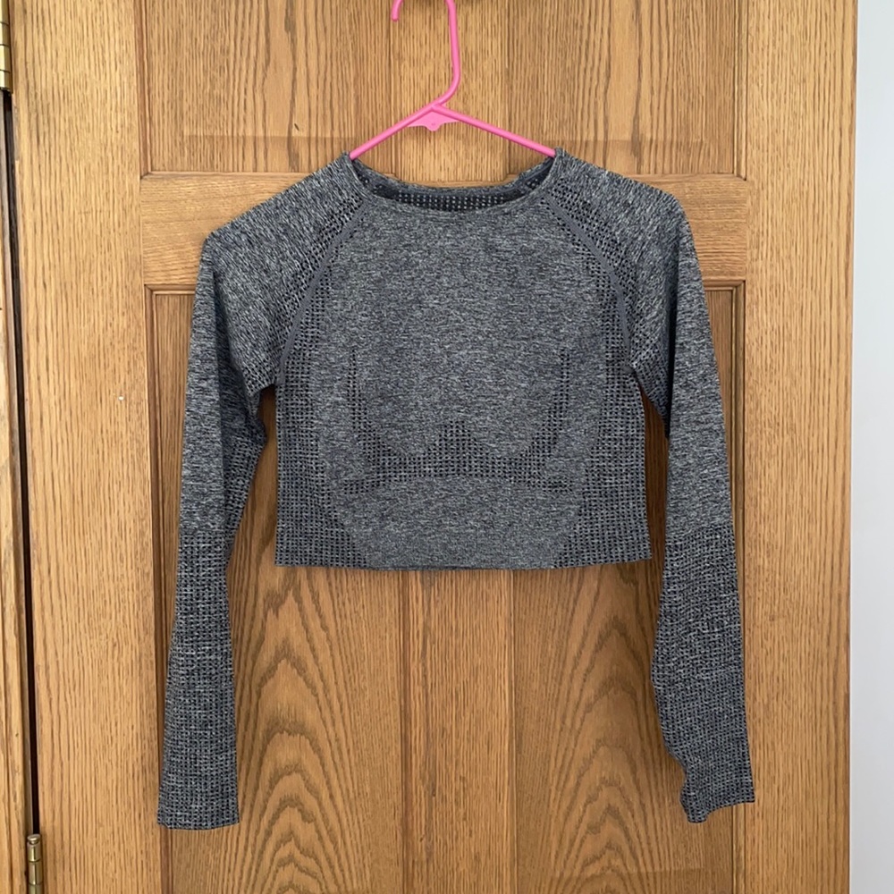cropped workout top